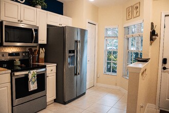 9175 Celeste Dr, Unit 105 in Naples, FL - Foto de edificio - Building Photo