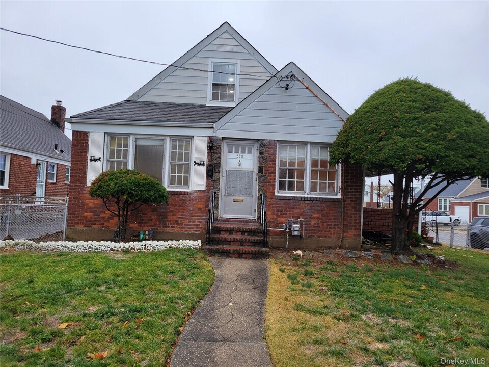 228 East Ave in Valley Stream, NY - Building Photo