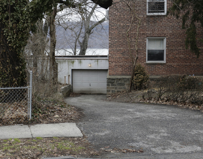 41 Sunnyside Dr in Yonkers, NY - Building Photo - Building Photo