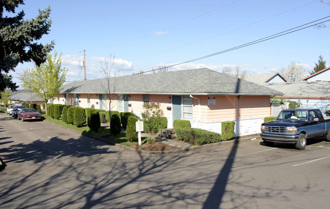 Maywood Court Apartments in Portland, OR - Building Photo - Building Photo