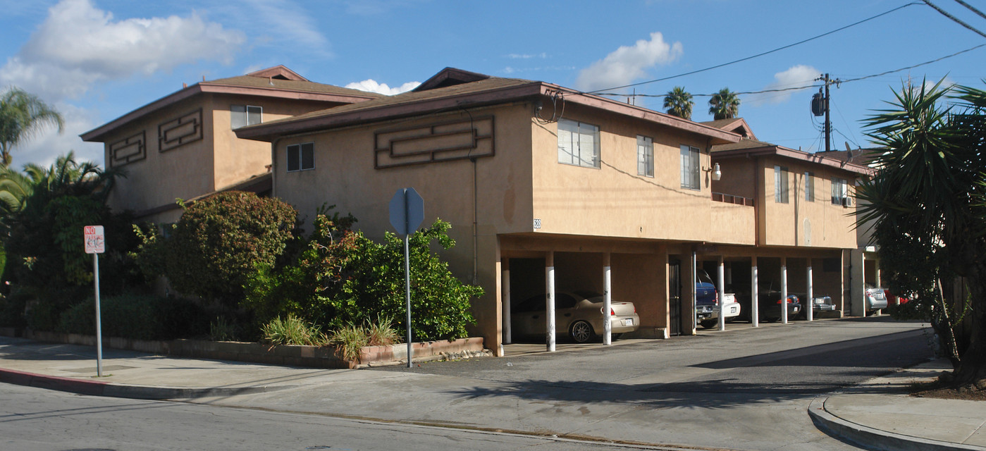 Yucca Palms in Covina, CA - Foto de edificio