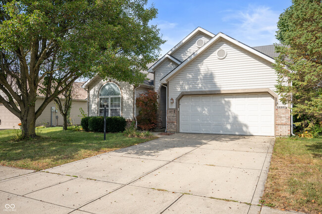 5886 Hollow Oak Trail in Carmel, IN - Building Photo - Building Photo