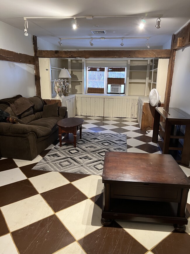 1040 Taylorsville Rd, Unit 2 bedroom