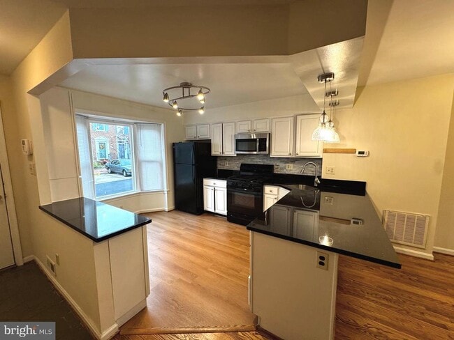 property at 2113 N Tazewell Ct