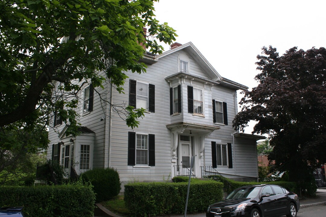 129 Pleasant St in Marblehead, MA - Building Photo