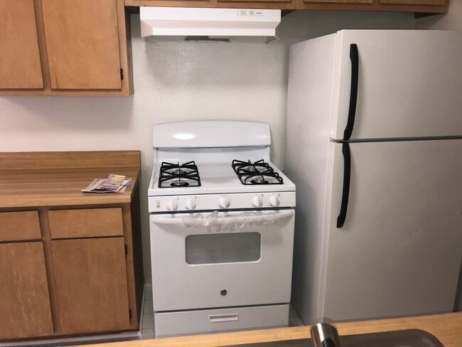 10516 Eastborne Ave, Unit 6B in Los Angeles, CA - Building Photo - Building Photo