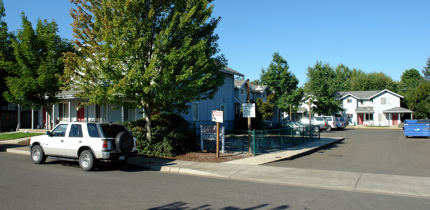 Bluebelle Townhouses in Springfield, OR - Building Photo