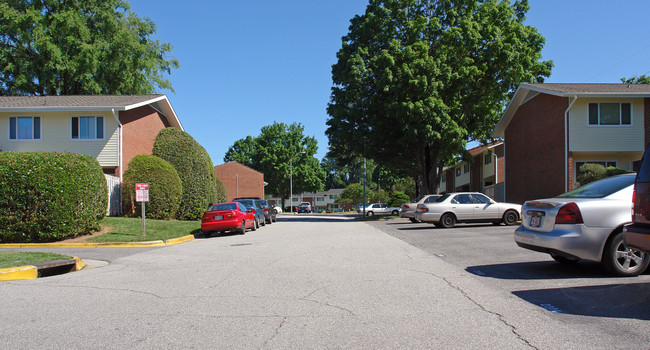 Champion Court Condominiums in Raleigh, NC - Foto de edificio - Building Photo