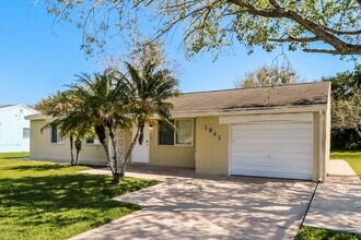 1941 SE Oxmoor Terrace in Port St. Lucie, FL - Building Photo - Building Photo