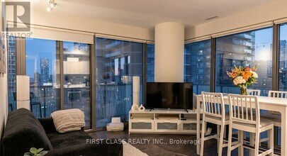 50 Charles St E in Toronto, ON - Building Photo - Building Photo