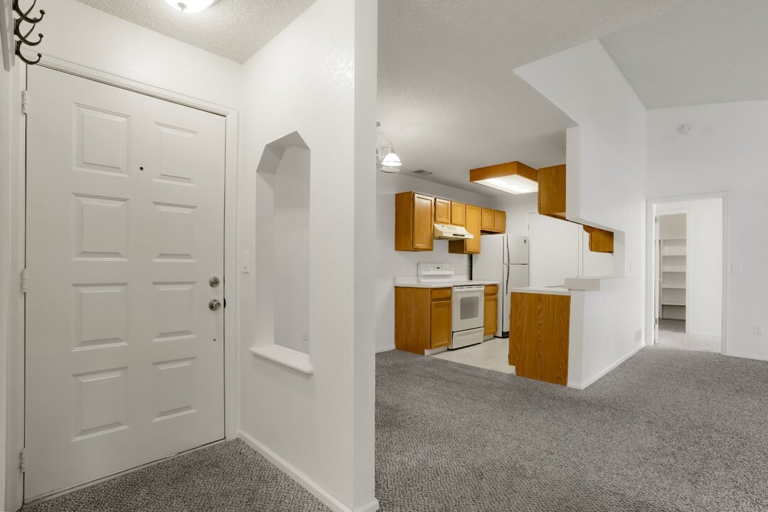 8045 W Eastman Pl-Unit -Unit 204 in Lakewood, CO - Building Photo