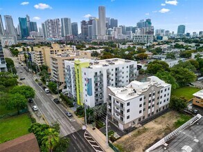 650 SW 1st St, Unit 305 in Miami, FL - Building Photo - Building Photo
