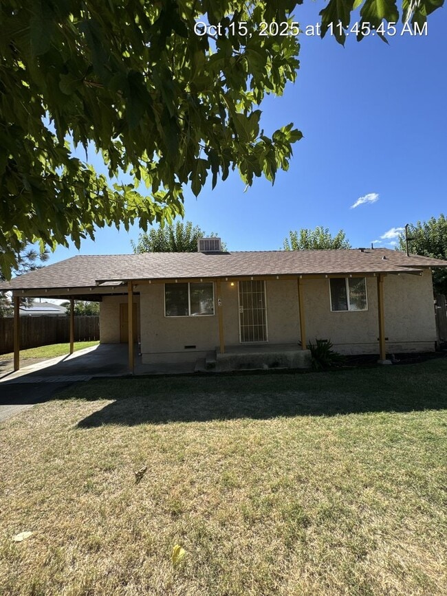 143 N Castle Rock St in Woodlake, CA - Building Photo - Building Photo