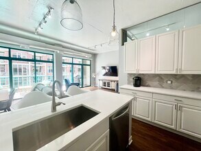 910 W Madison St in Chicago, IL - Foto de edificio - Building Photo