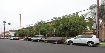 3030 Shrine Place in Los Angeles, CA - Building Photo