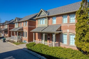 5025 E Mill Rd in Mississauga, ON - Building Photo
