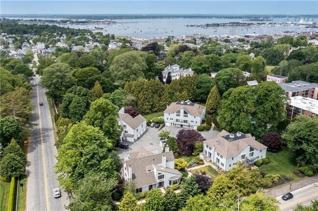 421 Bellevue Ave in Newport, RI - Building Photo - Building Photo