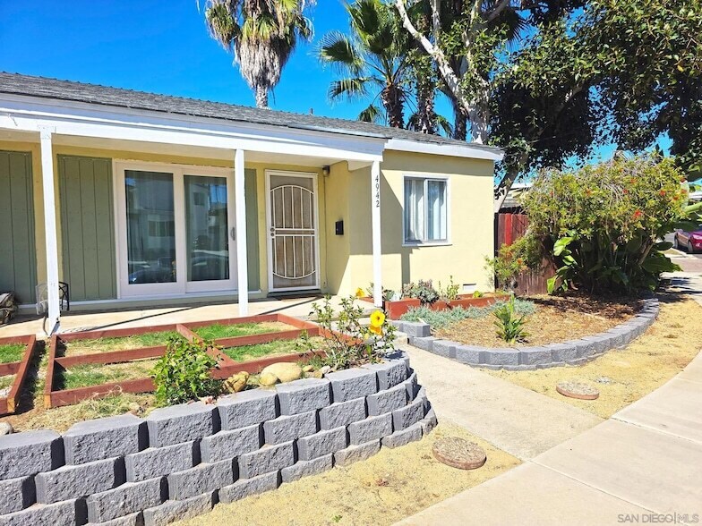 4942 Jumano Ave in San Diego, CA - Foto de edificio