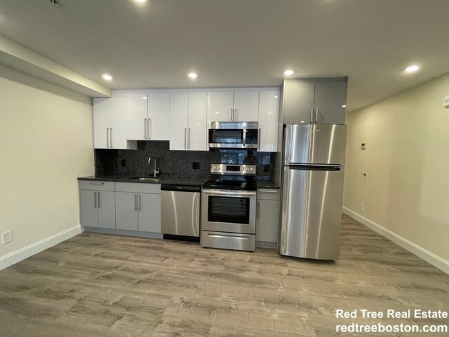 1028a Commonwealth Ave, Unit 205 in Boston, MA - Building Photo - Building Photo