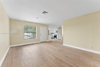 10221 NW 35th St in Coral Springs, FL - Building Photo - Building Photo