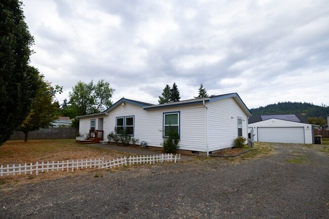 2255 Fuller Ln in Lebanon, OR - Building Photo - Building Photo