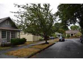 4915 SE 38th Ave in Portland, OR - Building Photo - Building Photo