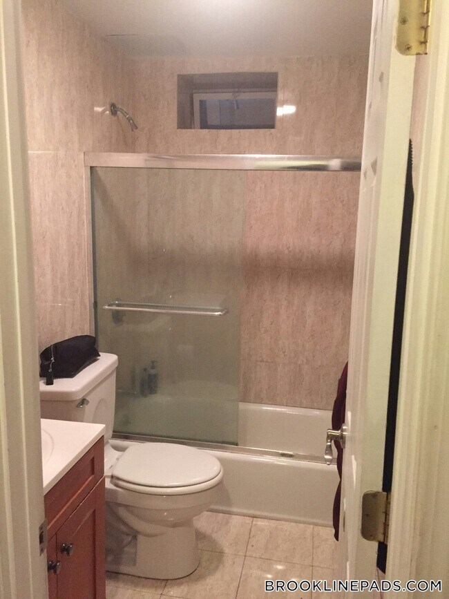 73 Thatcher St in Brookline, MA - Foto de edificio - Building Photo