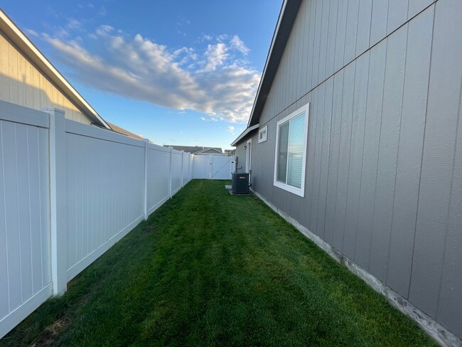 423 Cardinal Pl in Umatilla, OR - Foto de edificio - Building Photo