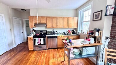 429 Harvard St, Unit 3A in Brookline, MA - Foto de edificio - Building Photo