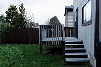 6121 NE Hassalo St in Portland, OR - Building Photo - Building Photo