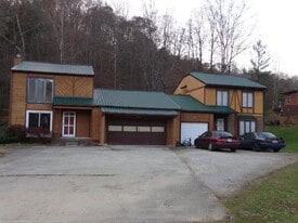 107 Richmond Hill Est, Unit A in Van Lear, KY - Building Photo
