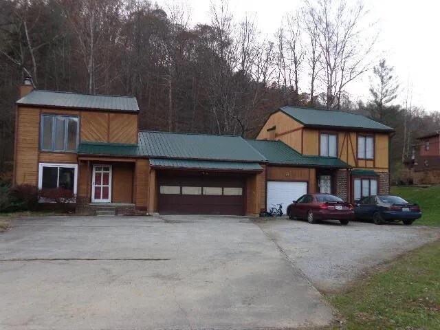 107 Richmond Hill Est, Unit A in Van Lear, KY - Building Photo