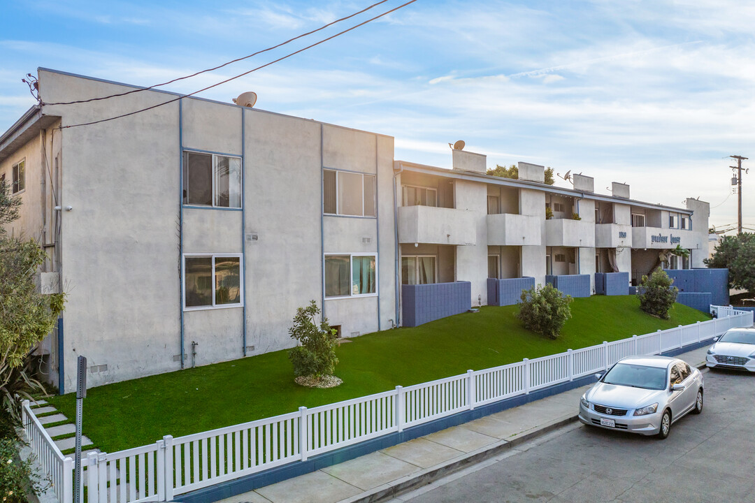 Windsor House in Manhattan Beach, CA - Building Photo