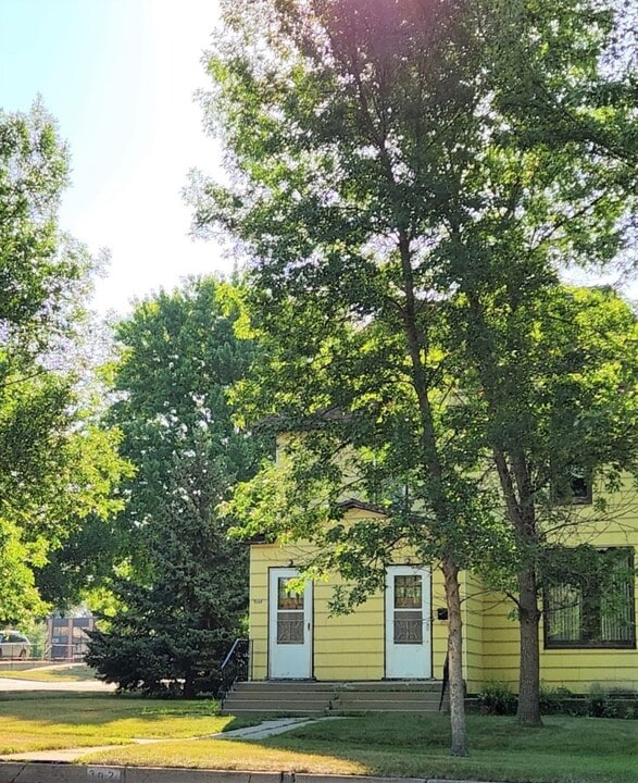 300 S Maple in Watertown, SD - Building Photo