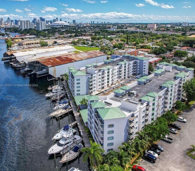 2415 NW 16th Street Rd, Unit 303-01 in Miami, FL - Building Photo - Building Photo