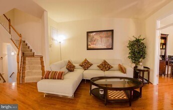 12176 Bridgend Run in Fairfax, VA - Foto de edificio - Building Photo