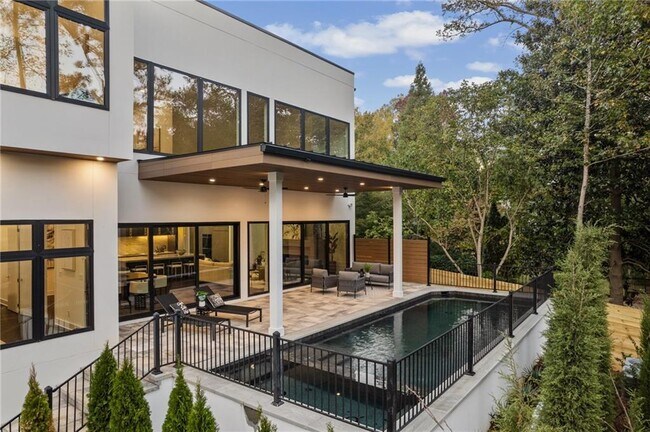 19 Spruell Springs Rd in Sandy Springs, GA - Building Photo - Building Photo