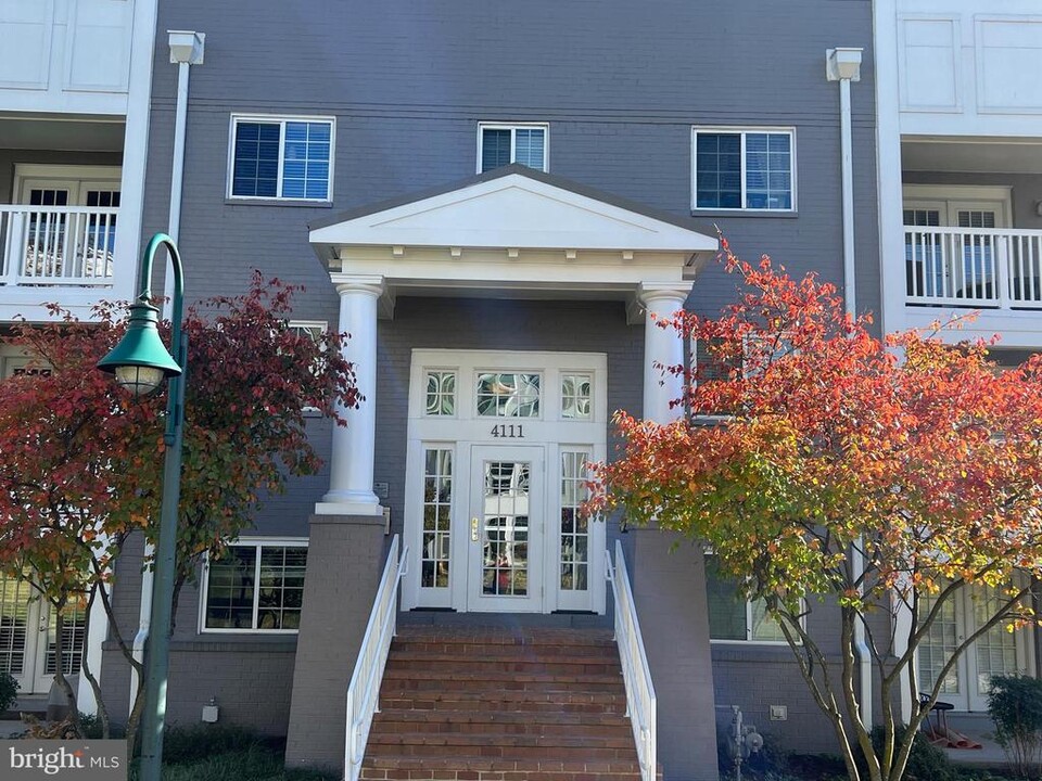 4111 S Four Mile Run Dr in Arlington, VA - Building Photo