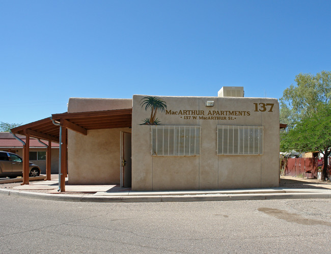 MacArthur Apartments in Tucson, AZ - Foto de edificio - Building Photo