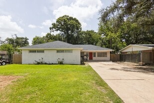 1606 Oaks Dr in Pasadena, TX - Building Photo