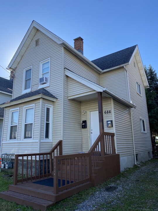 686 Maple St in Bridgeport, CT - Building Photo