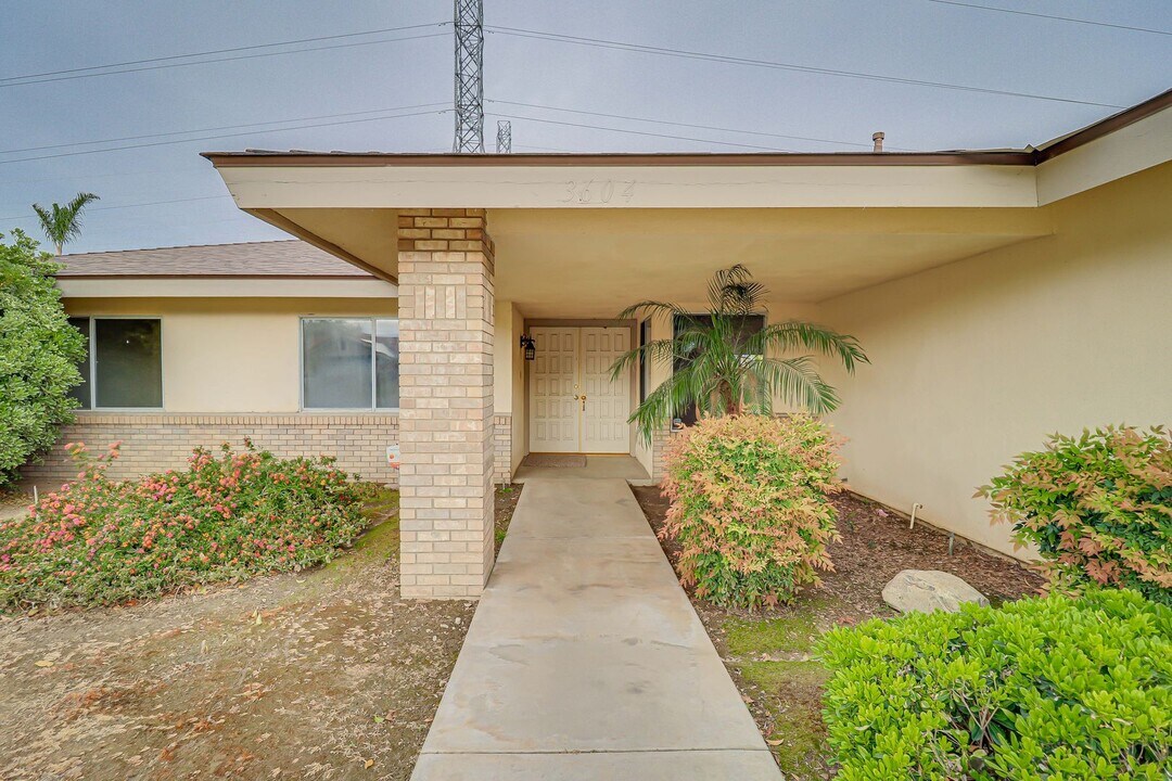 3604 Woodstead St in Bakersfield, CA - Building Photo