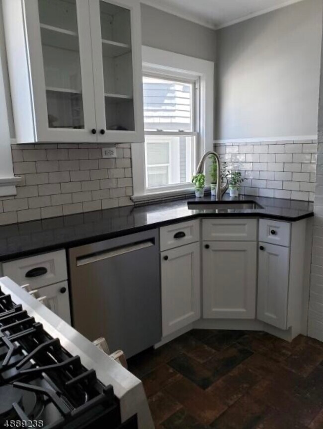 32 N Willow St, Unit First floor in Montclair, NJ - Foto de edificio - Building Photo