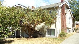 5500 Brooklyn Ave NE in Seattle, WA - Building Photo