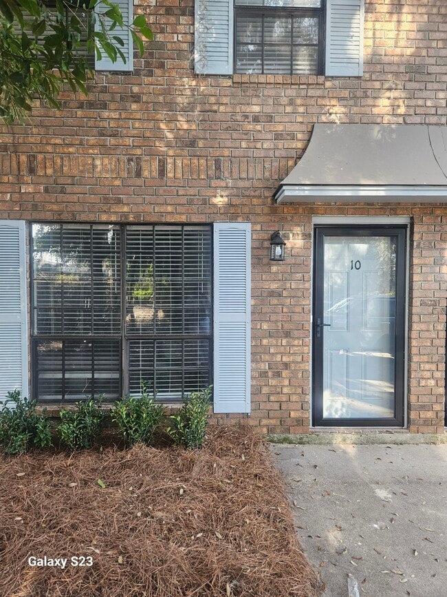property at 2220 E Victory Dr