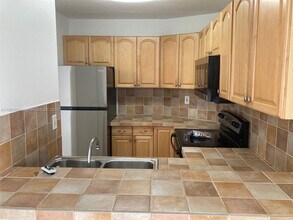 6995 NW 186th St, Unit E403 in Hialeah, FL - Foto de edificio - Building Photo