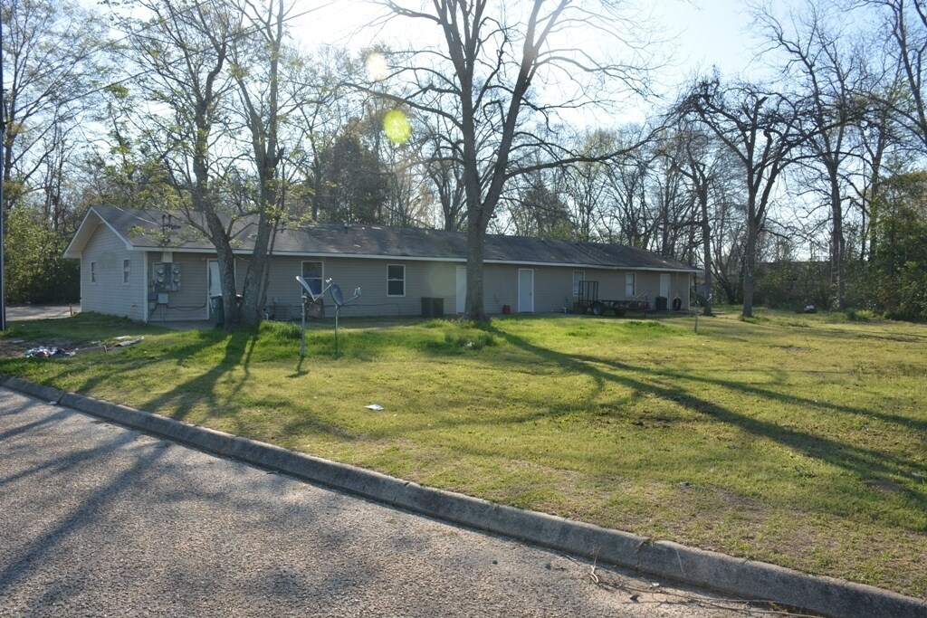 900 Daleville Ave in Enterprise, AL - Foto de edificio