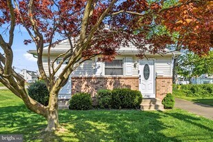 114 Grandview Ave in Morrisville, PA - Building Photo