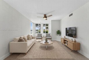 2841 N Oakland Forest Dr in Oakland Park, FL - Building Photo