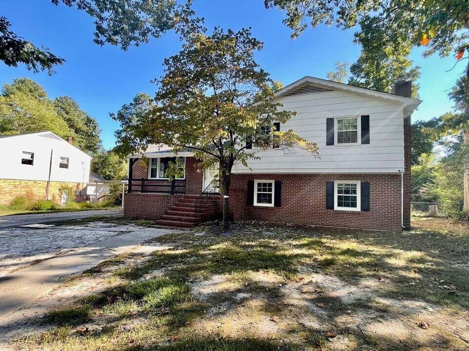 818 S Park Dr in Petersburg, VA - Building Photo
